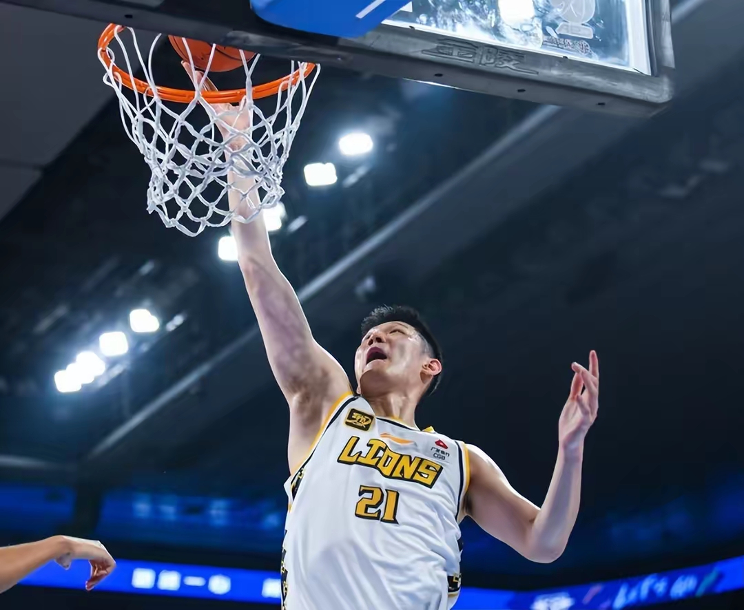 关于广厦男篮发布备战花絮，关键时刻迎来里程碑，英超任务艰巨，临场指挥获称赞的信息